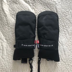 Brand new! 686 Women's Crush Mitt. NEW 2022
BLACK/ SMALL